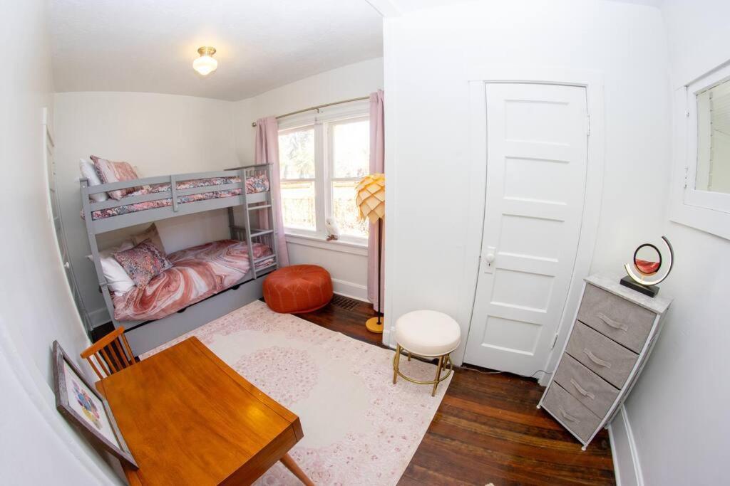 Urban Escape By Mountains W/3br, Wi-fi, Laundry *