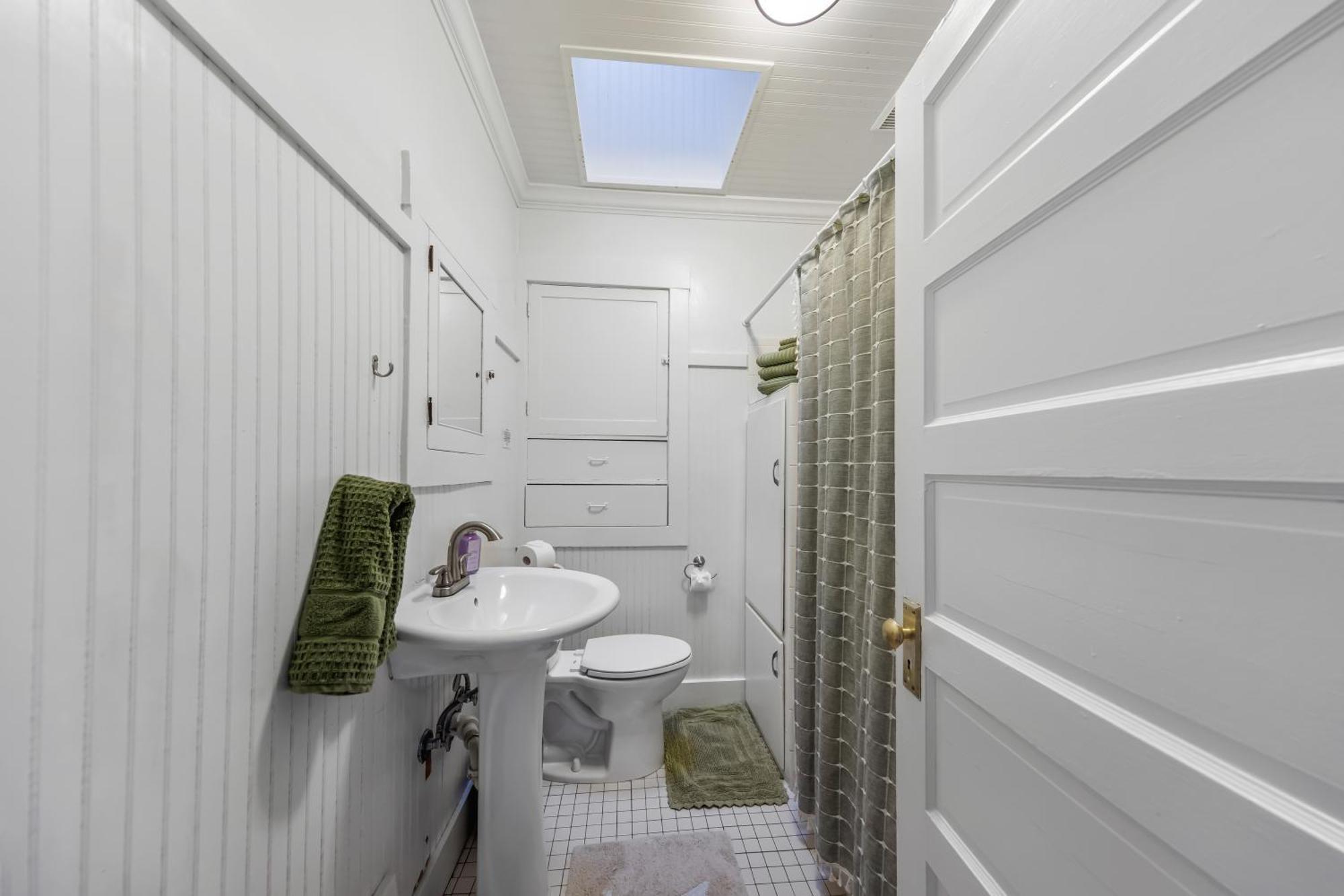 Urban Escape By Mountains W/3br, Wi-fi, Laundry